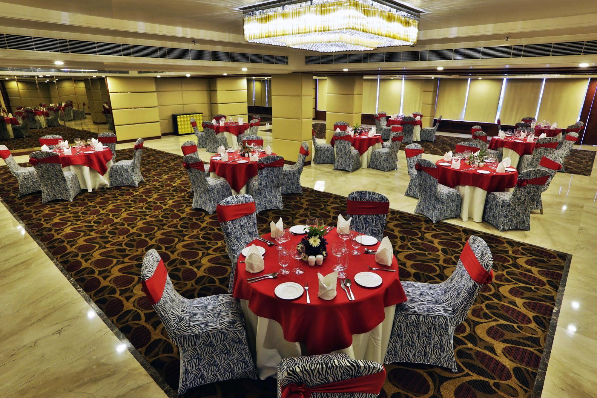 Ramada By Wyndham Ghaziabad Vasundhara Hotel Luaran gambar