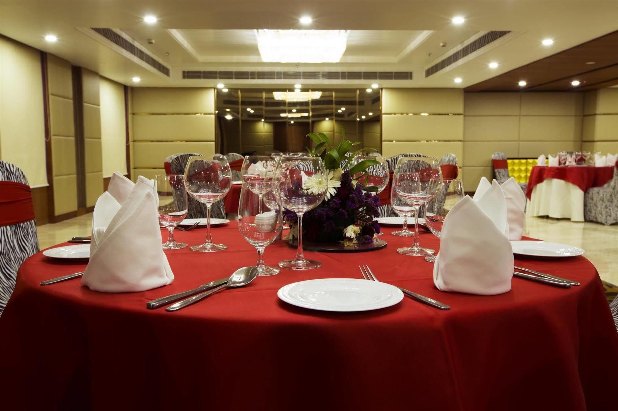 Ramada By Wyndham Ghaziabad Vasundhara Hotel Luaran gambar