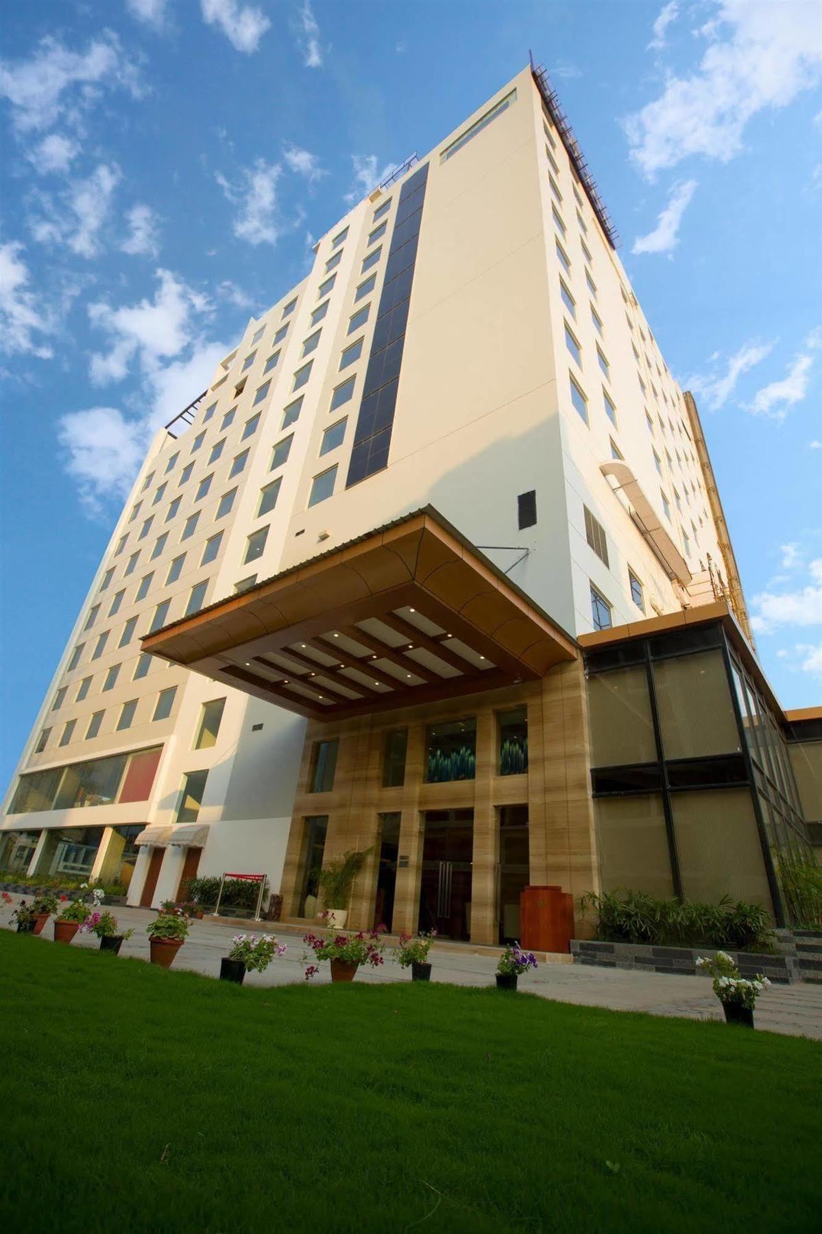 Ramada By Wyndham Ghaziabad Vasundhara Hotel Luaran gambar